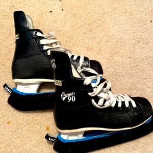 Men's size 5 CCM hockey skates
